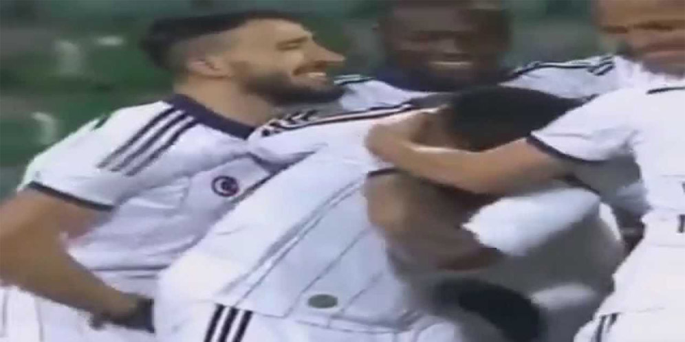 Cetak Gol, Pantat Pemain Ini Dirogoh Rekannya