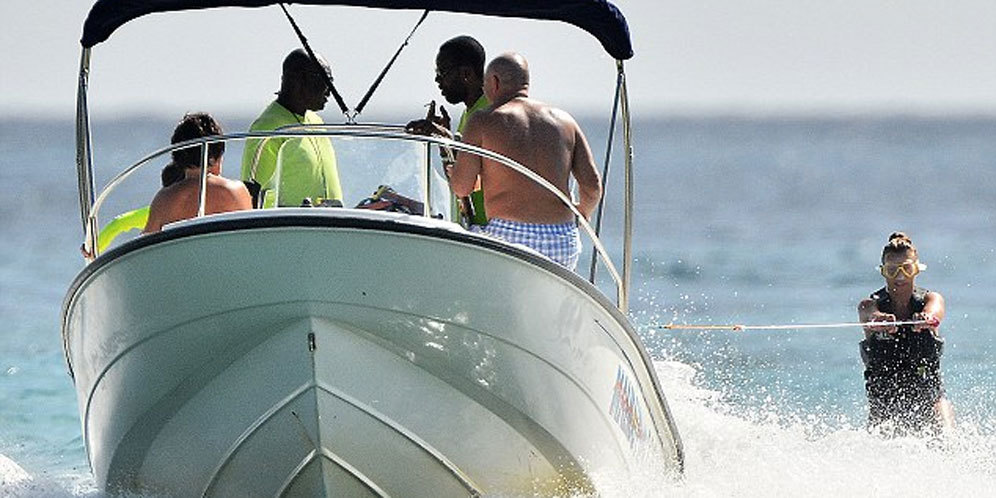 Tanpa Rooney, Coleen Asyik Berjemur di Pantai Barbados Tanpa Rooney, Coleen Asyik Berjemur di Pantai Barbados