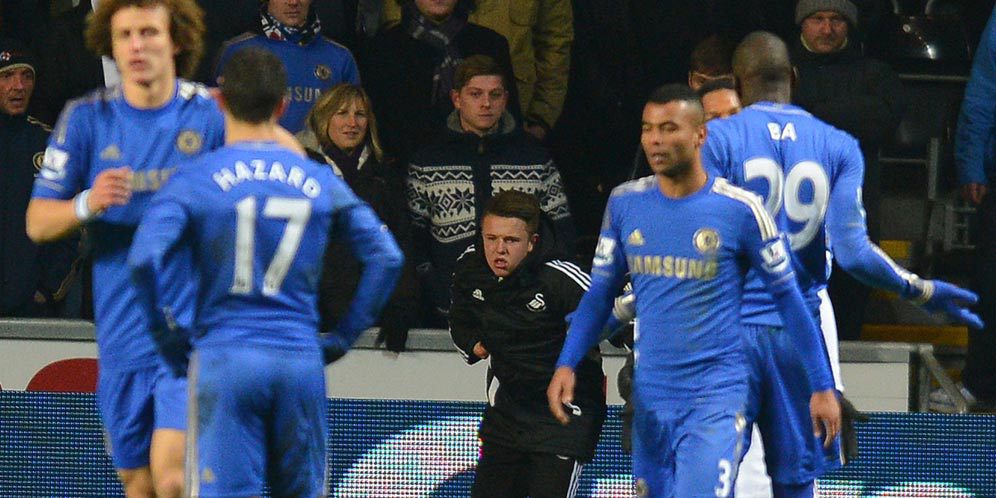 Hazard Kenang Insiden Tendangannya ke Ballboy Swansea Hazard Kenang Insiden Tendangannya ke Ballboy Swansea