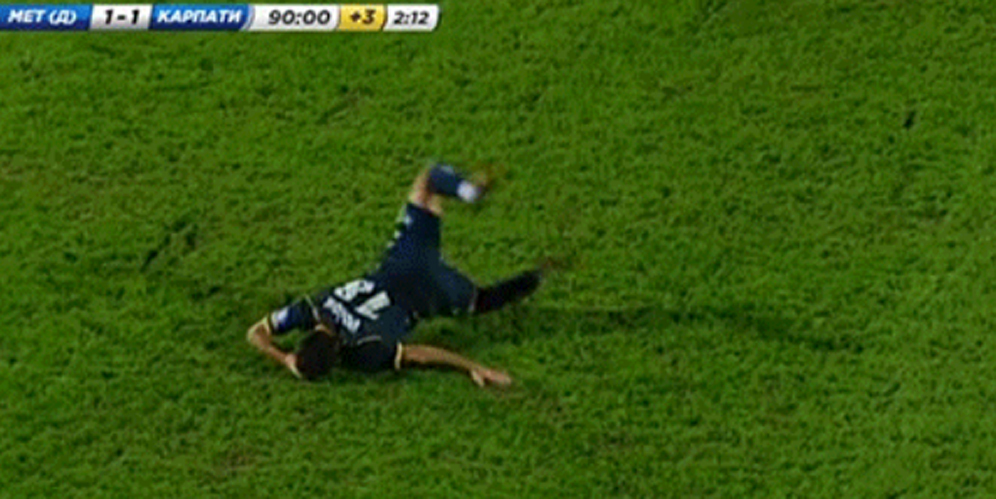 Coba Kecoh Wasit, Pemain Ini Menggelepar Seperti Mau Mati Coba Kecoh Wasit, Pemain Ini Menggelepar Seperti Mau Mati