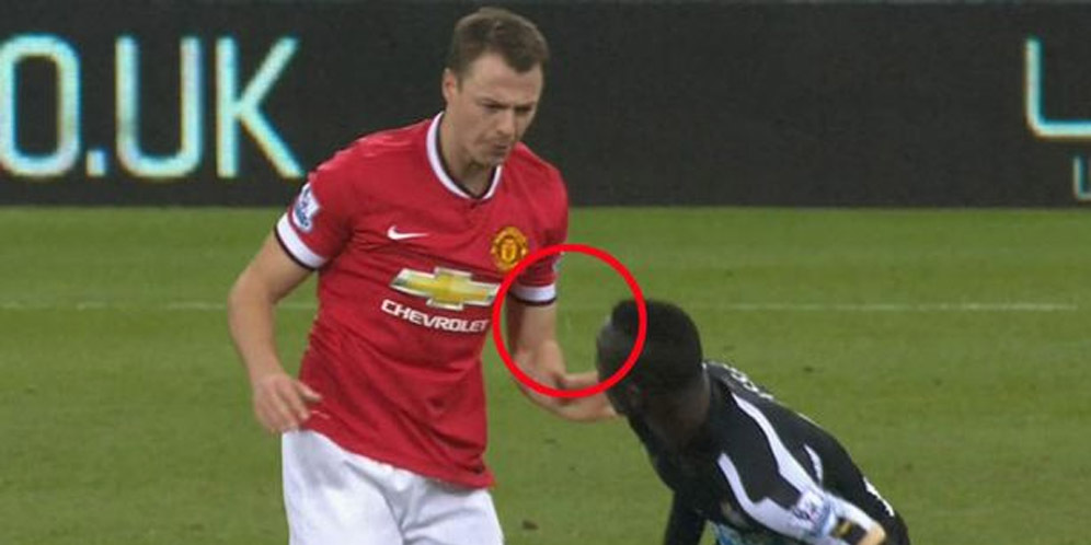 Saling Ludah, Hamann Minta Evans dan Cisse Dihukum Berat Saling Ludah, Hamann Minta Evans dan Cisse Dihukum Berat