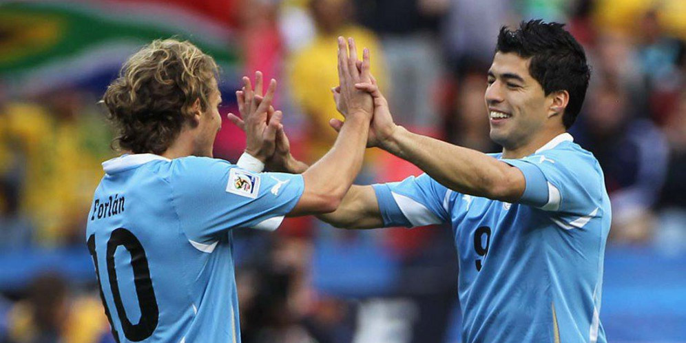 Luis Suarez Lepas Forlan di Timnas Uruguay Luis Suarez Lepas Forlan di Timnas Uruguay