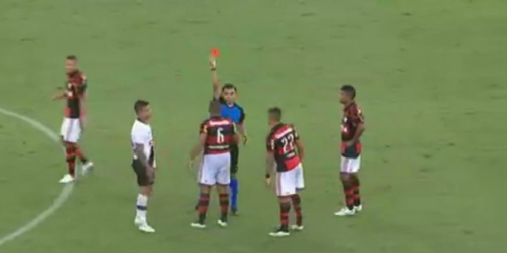Galak, Wasit Ini Usir Empat Pemain Sekaligus! Galak, Wasit Ini Usir Empat Pemain Sekaligus!