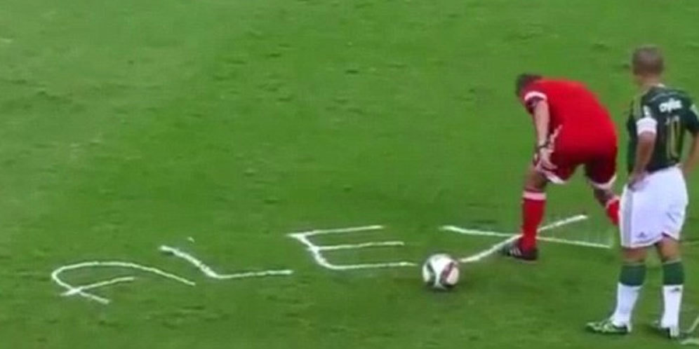 Pakai Vanishing Spray, Wasit Ini Menjelma Seniman di Lapangan Pakai Vanishing Spray, Wasit Ini Menjelma Seniman di Lapangan