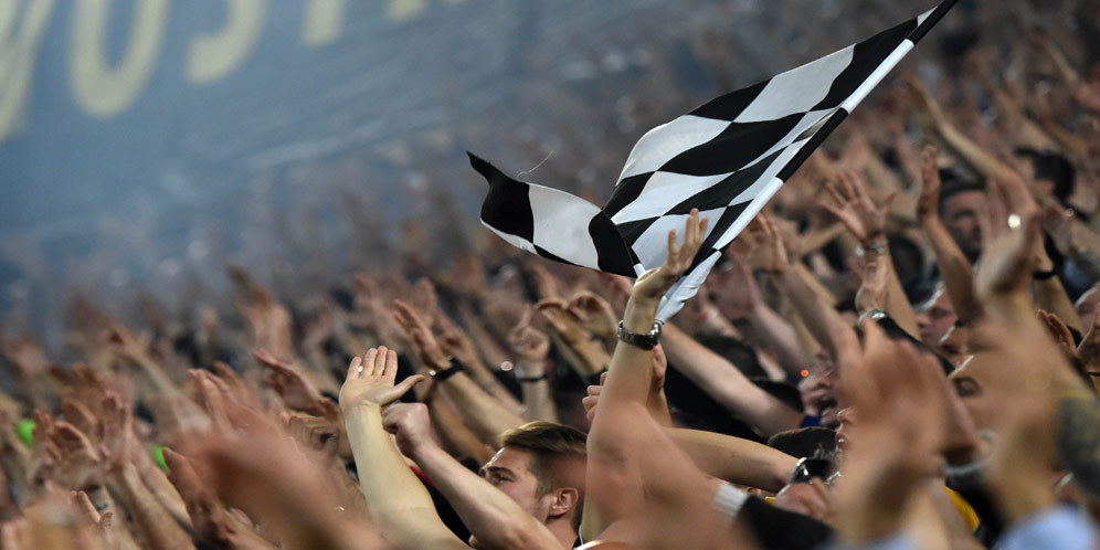 Aksi Spektakuler Fans Juve dan Monaco di Juventus Stadium Aksi Spektakuler Fans Juve dan Monaco di Juventus Stadium
