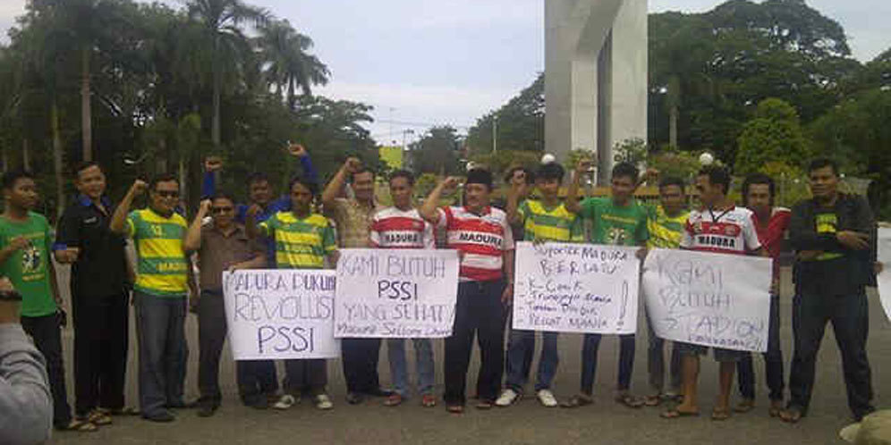 Suporter Madura Bersatu Dukung Pembekuan PSSI Suporter Madura Bersatu Dukung Pembekuan PSSI
