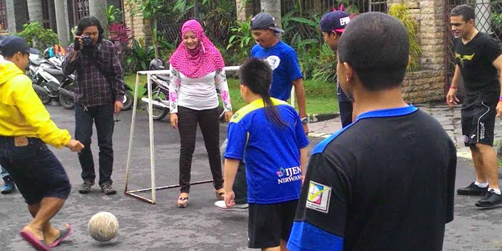 Protes Menpora, Cristian Gonzales dan Kurnia Meiga Main Bola di Jalan Bareng Keluarga Protes Menpora, Cristian Gonzales dan Kurnia Meiga Main Bola di Jalan Bareng Keluarga