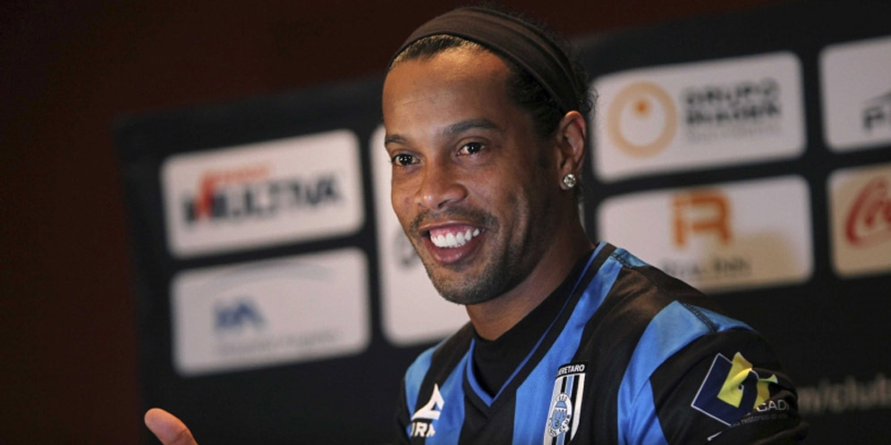 Video: Diving Konyol Ronaldinho Video: Diving Konyol Ronaldinho