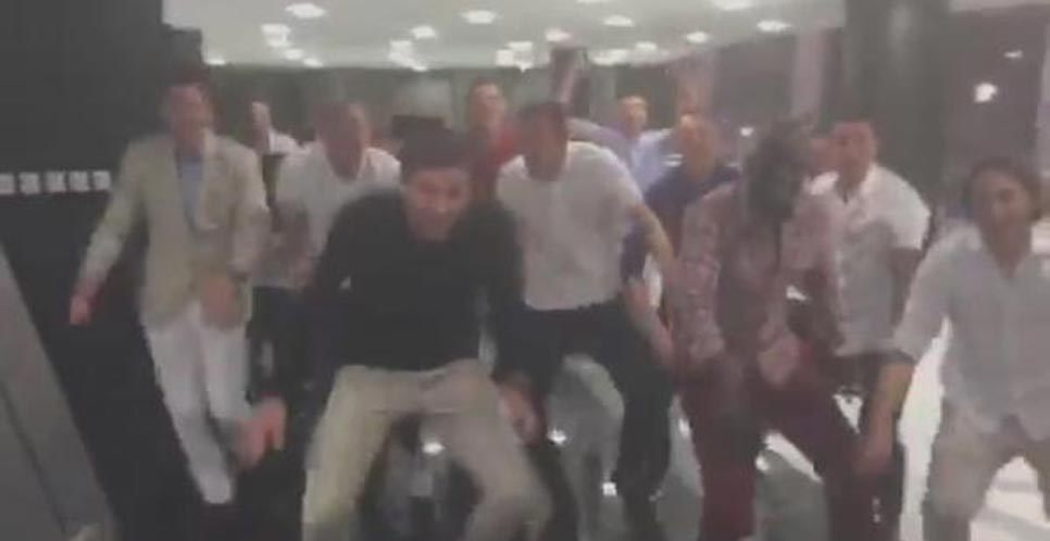 Usai Dibantai Stoke, Steven Gerrard dkk Berjoget dan Bernyanyi di Dubai Usai Dibantai Stoke, Steven Gerrard dkk Berjoget dan Bernyanyi di Dubai
