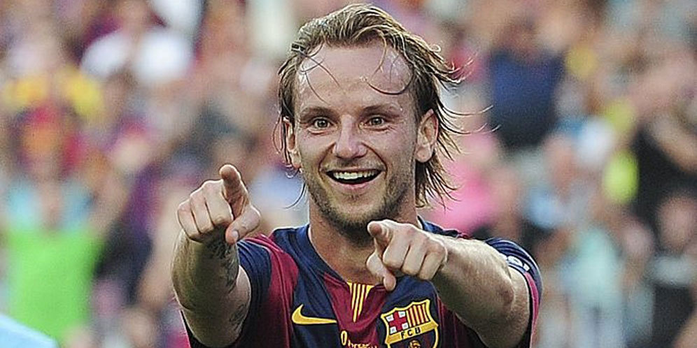 Rakitic Bahagia Dani Alves Bertahan di Barcelona Rakitic Bahagia Dani Alves Bertahan di Barcelona