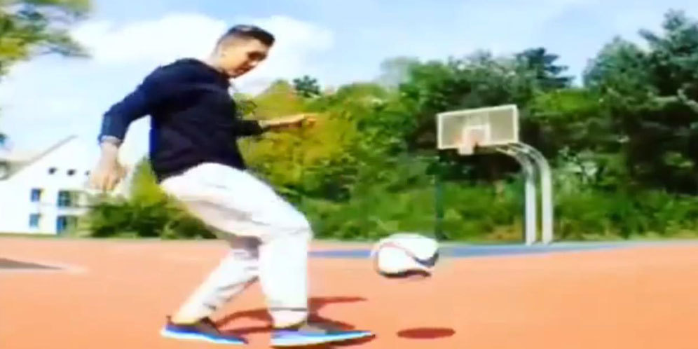 Firmino Lakukan Sebuah Tricky Shot ke Dalam Ring Basket Firmino Lakukan Sebuah Tricky Shot ke Dalam Ring Basket