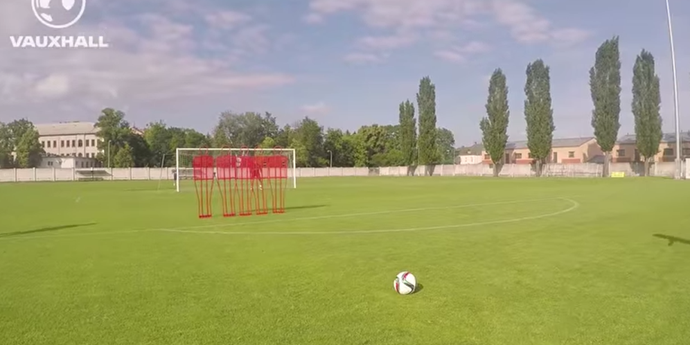 Gelandang Inggris Berikan Fans Sensasi Free Kick ala 'GoPro' Gelandang Inggris Berikan Fans Sensasi Free Kick ala 'GoPro'