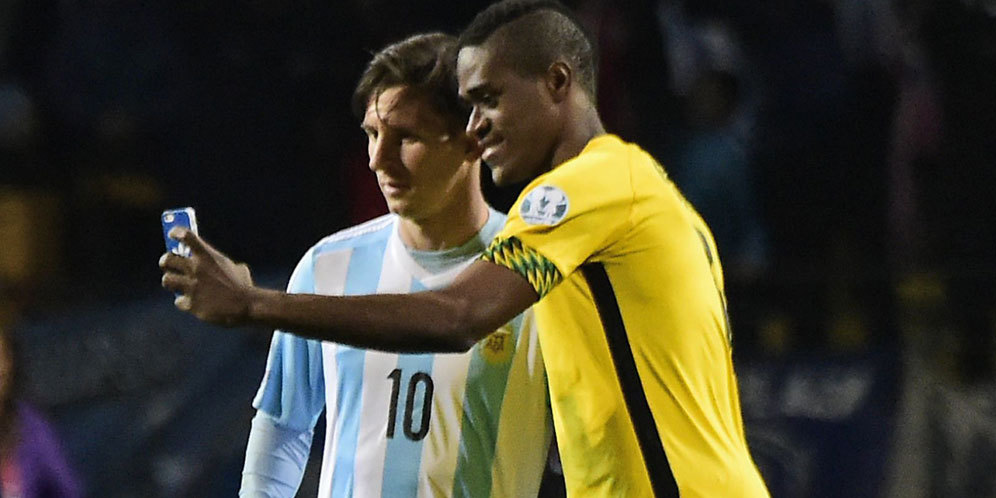 Messi Kaget Diajak Selfie Striker Jamaika Messi Kaget Diajak Selfie Striker Jamaika