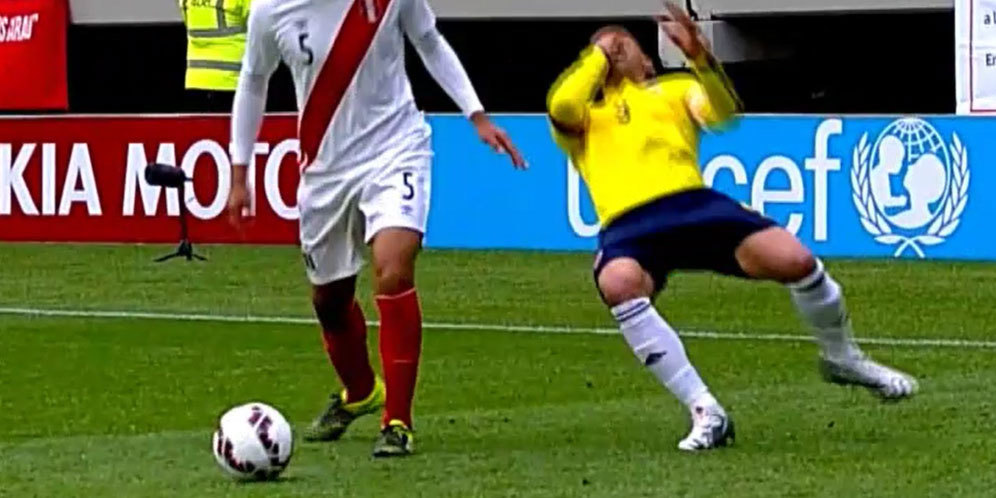 Selain Tampil Buruk, Falcao Juga Piawai Lakukan Diving Selain Tampil Buruk, Falcao Juga Piawai Lakukan Diving