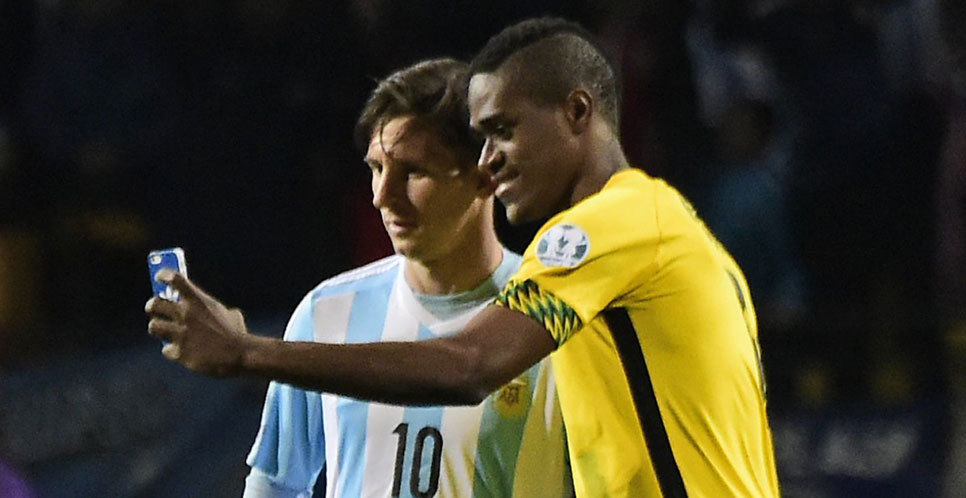 Ajak Messi Selfie, Brown Juga Bakal Ajak Ronaldo? Ajak Messi Selfie, Brown Juga Bakal Ajak Ronaldo?