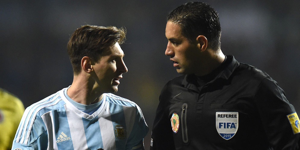 Dialog Messi dan Wasit di Laga Keras vs Kolombia Dialog Messi dan Wasit di Laga Keras vs Kolombia