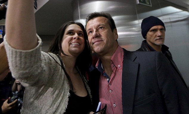 Pulang Dari Chile, Para Pemain Brasil Diajak Selfie Pulang Dari Chile, Para Pemain Brasil Diajak Selfie