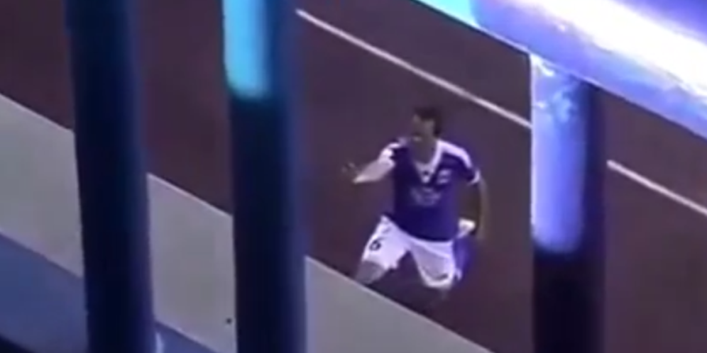 Usai Cetak Gol, Pemain Ini Langsung Lamar Kekasihnya Usai Cetak Gol, Pemain Ini Langsung Lamar Kekasihnya