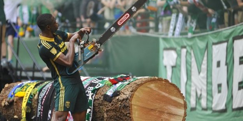 Wow! Rayakan Gol di Pinggir Lapangan dengan Gergaji Mesin Wow! Rayakan Gol di Pinggir Lapangan dengan Gergaji Mesin