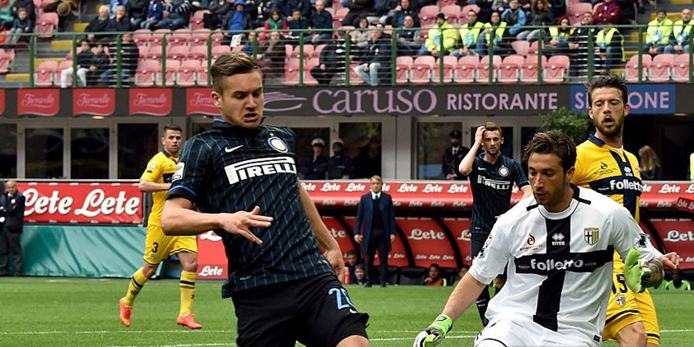 Kiper Parma Bertahan di Serie A Kiper Parma Bertahan di Serie A