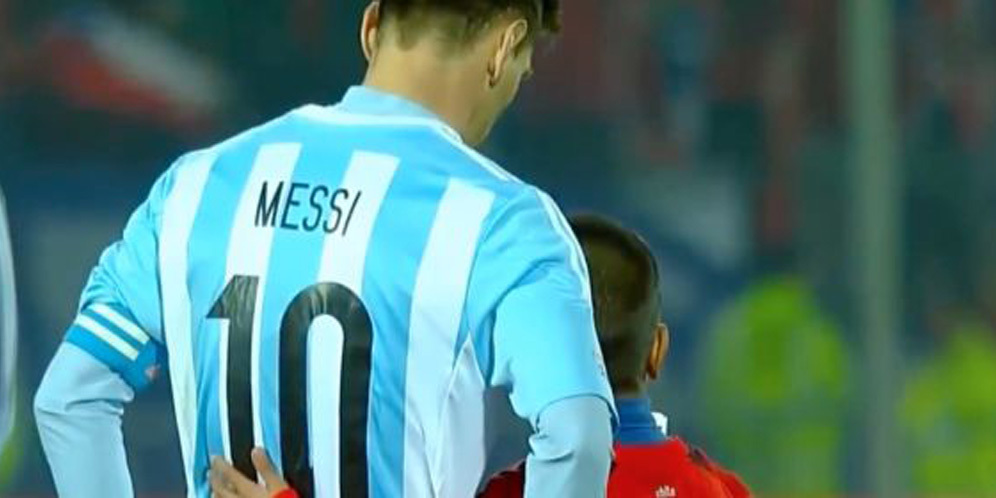 Terluka, Messi Masih Layani Permintaan Selfie Terluka, Messi Masih Layani Permintaan Selfie