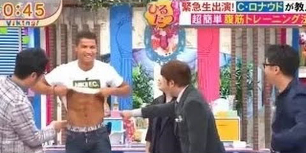 Ronaldo Pamerkan Perut Six Pack di TV Jepang