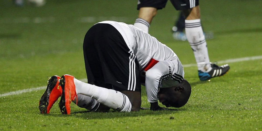 Lengkapi Ibadah Puasa Ramadan, Demba Ba Umrah ke Mekkah Lengkapi Ibadah Puasa Ramadan, Demba Ba Umrah ke Mekkah