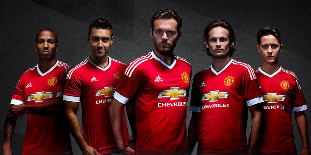 Potensi Pamer Belahan Dada, Jersey Anyar MU Dikritik Potensi Pamer Belahan Dada, Jersey Anyar MU Dikritik