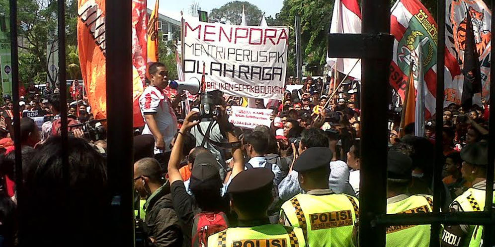 3000 The Jakmania Gelar Demo di Kantor Kemenpora 3000 The Jakmania Gelar Demo di Kantor Kemenpora