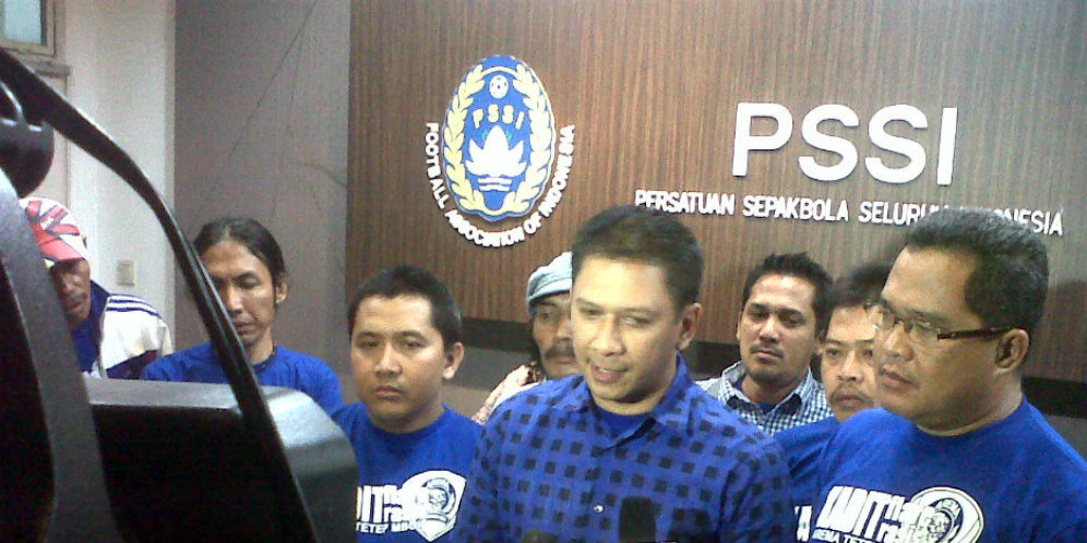 Jajaran Tim dan Manajemen Arema Antar Suharno ke Peristirahatan Terakhir Jajaran Tim dan Manajemen Arema Antar Suharno ke Peristirahatan Terakhir