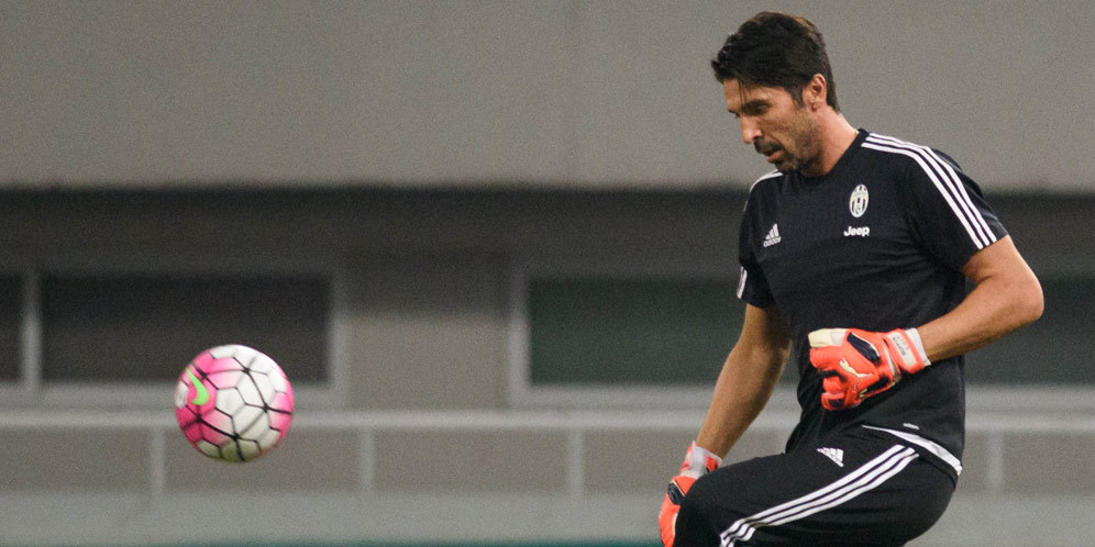 Buffon Tak Ambisius Capai 200 Caps Buffon Tak Ambisius Capai 200 Caps