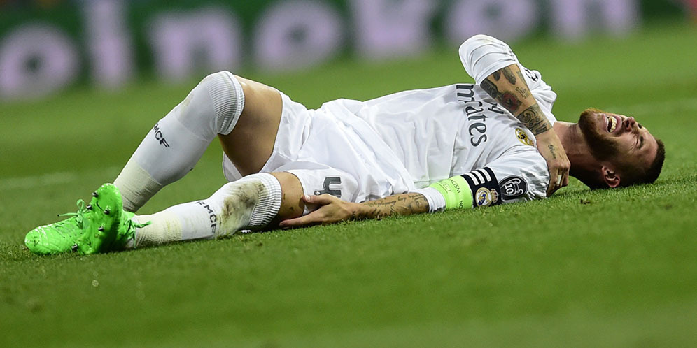 Gagal Sundul Bola, Sergio Ramos Terjun ke Kolam Gagal Sundul Bola, Sergio Ramos Terjun ke Kolam
