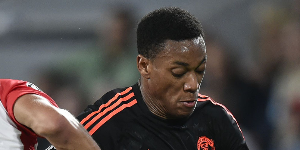 Martial Nyaris Ketinggalan Bus MU Martial Nyaris Ketinggalan Bus MU
