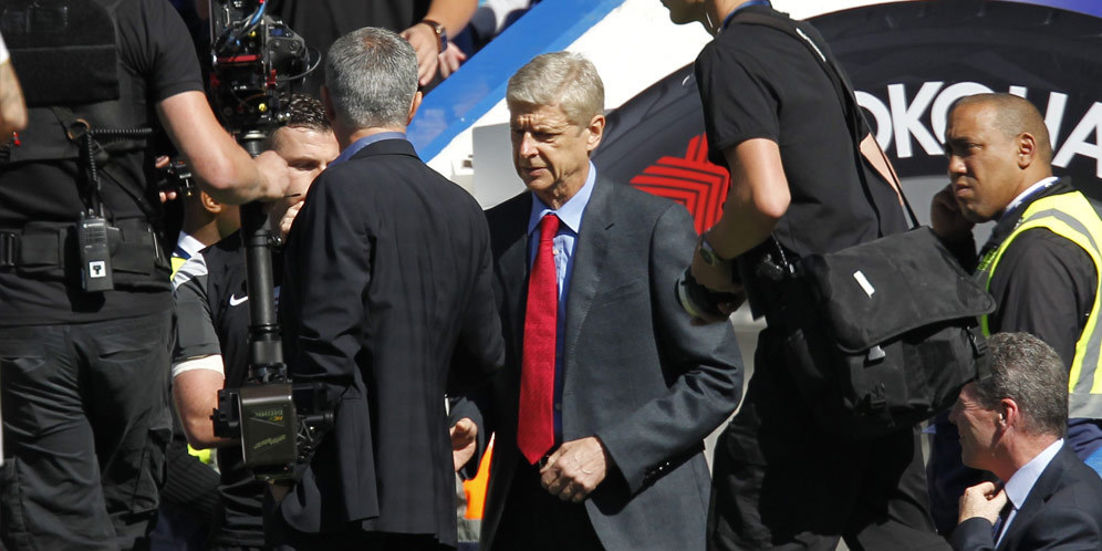 Wenger dan Mourinho Akhirnya Saling Jabat Tangan Wenger dan Mourinho Akhirnya Saling Jabat Tangan