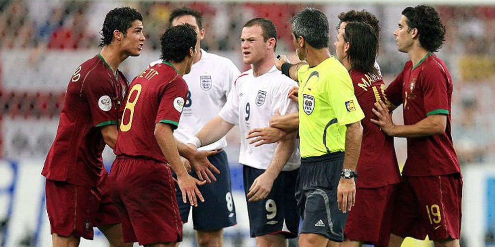 Ronaldo Tak Menyesal Jadi 'Biang Keladi' Kartu Merah Rooney di PD 2006 Ronaldo Tak Menyesal Jadi 'Biang Keladi' Kartu Merah Rooney di PD 2006