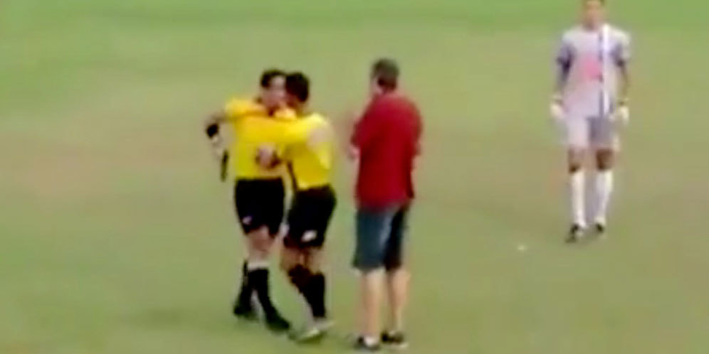 Jangan Macam-macam dengan Wasit Ini atau Bakal Didor!