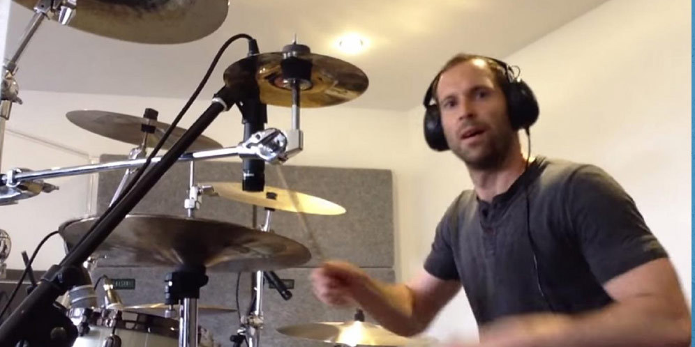 Tidak Cuma Drum, Petr Cech Juga Bisa Nge-Rap! Tidak Cuma Drum, Petr Cech Juga Bisa Nge-Rap!