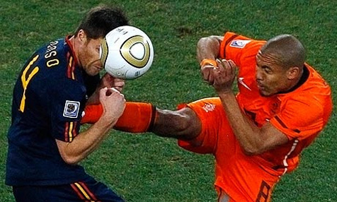 10 Tackle Paling Mengerikan Dalam Sejarah Sepakbola 10 Tackle Paling Mengerikan Dalam Sejarah Sepakbola