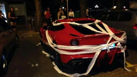Ferrari milik Balotelli dihiasi tisu toilet. (c) LiberaTV