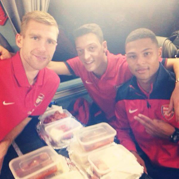 Trio Jerman merayakan ultah Mertesacker. (c) facebook