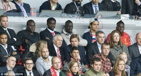 Moses dan Sakho berada di dekat Toure, Ilori memakai topi putih. (c) Ian Hodgson