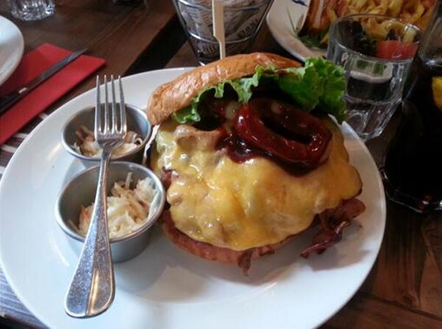 Burger Le Zlatan, berukuran raksasa layaknya Zlatan. (c) prozlatan