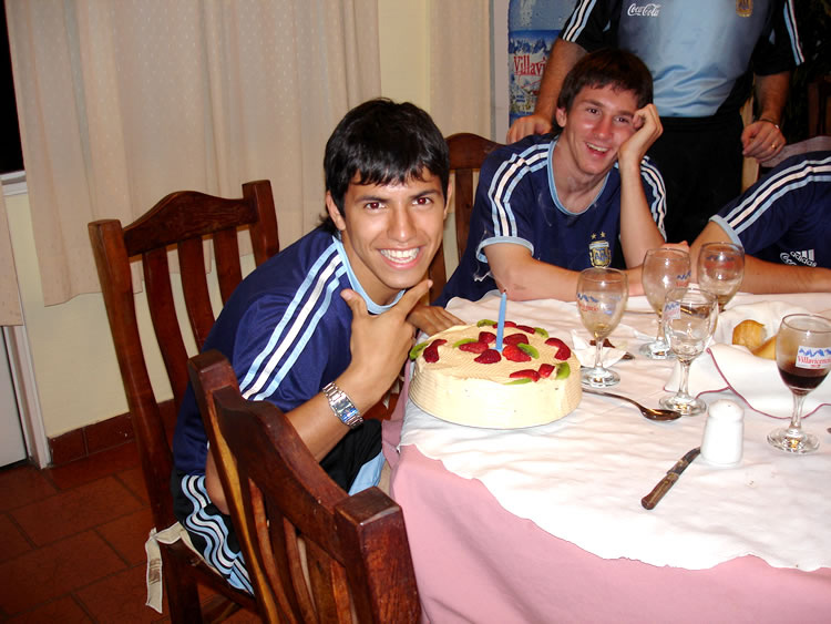 Aguero merayakan ulang tahun ke 17 Messi pada tahun 2005 (c) El Mundial