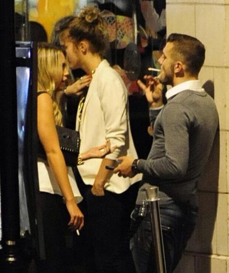 Wilshere ketahuan merokok. (c) AFP