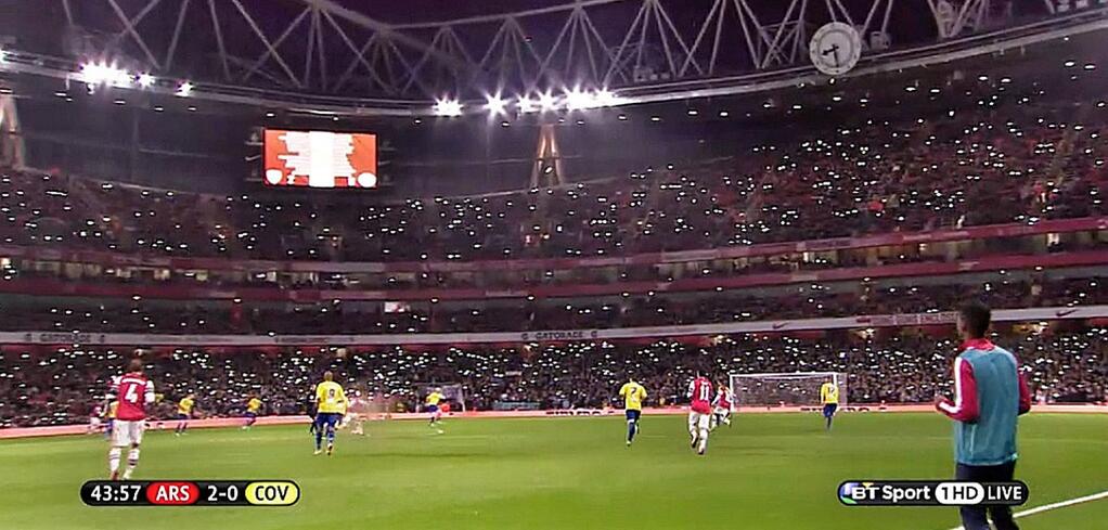 Penampakan saat Emirates diterangi cahaya ponsel dari tribun (c) btsport