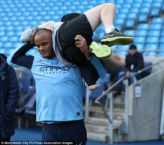 Vincent Kompany dengan mudah mengangkat sang kitman (c) mcfc