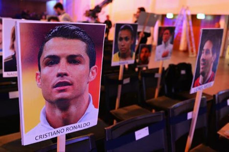 Tempat duduk Ronaldo dan Messi (c) 101gg