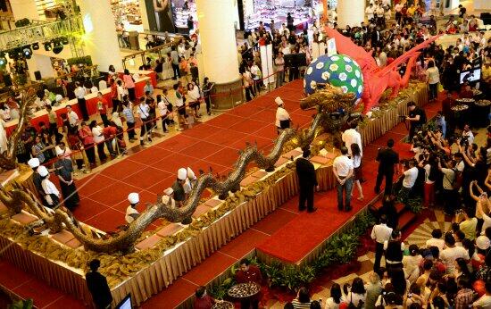 Kue naga sepanjang 20 meter yang  menyemarakkan pesta Tan (c) ist