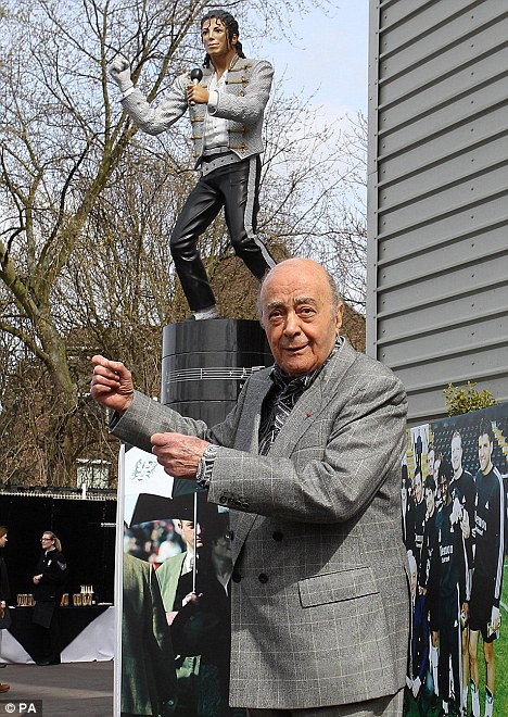 Mohamed Al Fayed dan patung Michael Jackson kesayangannya