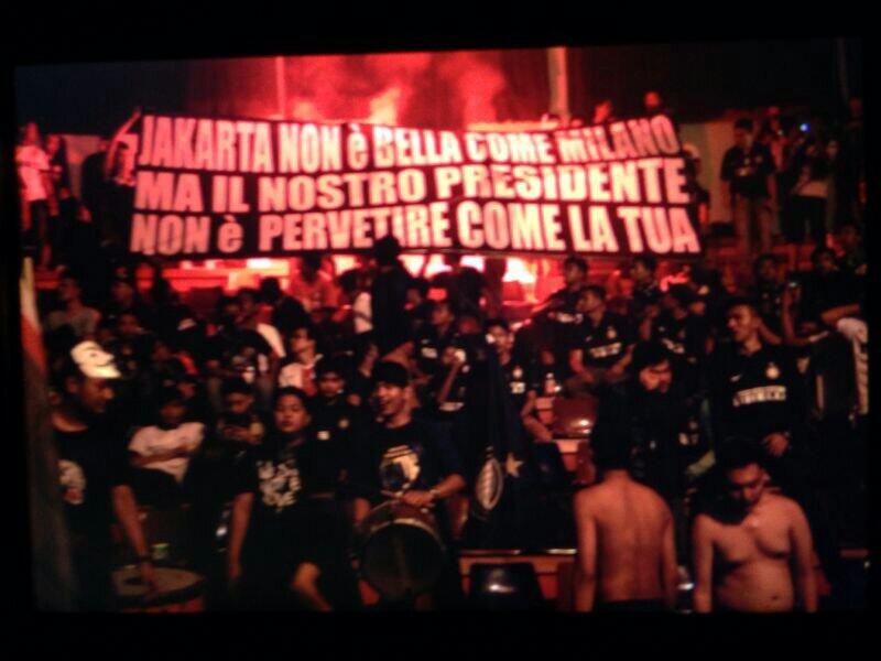 Banner sindiran kepada Silvio Berlusconi (klik untuk memperbesar gambar) (c) IN_Djakarta